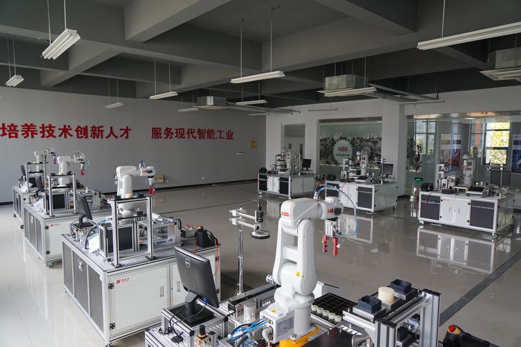图1工业机器人应用编程实训中心.png