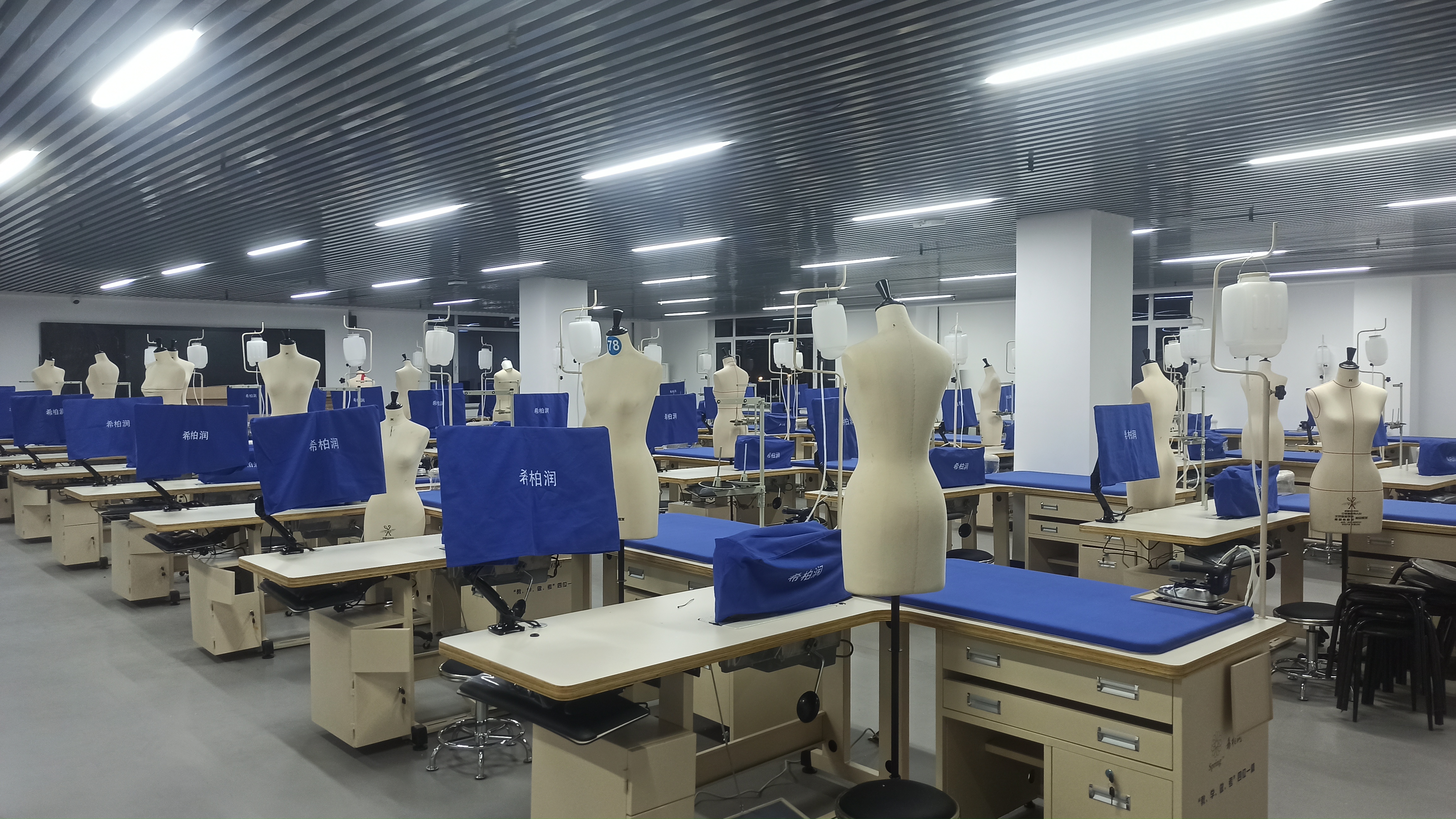 服装理实一体化实训室.jpg